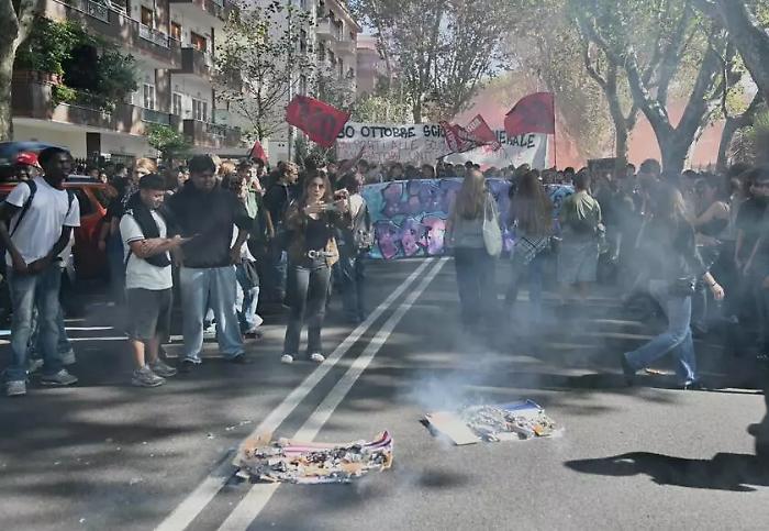Firecrackerws Trash bins and firecrackers: students protest and tension runs high ...