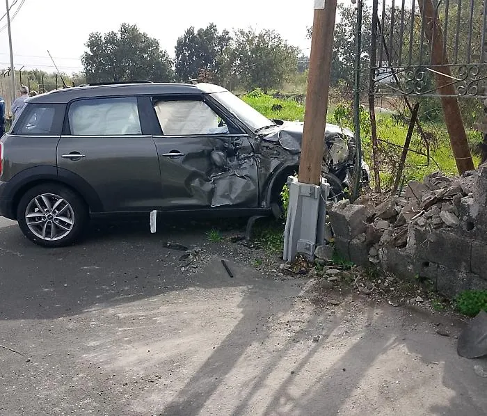 Mini Cooper crashes into a wall in Aci Sant'Antonio: young man injured ...